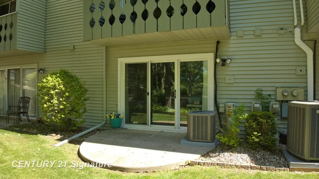 553 Oakbrook Circle Flushing City MI 48433