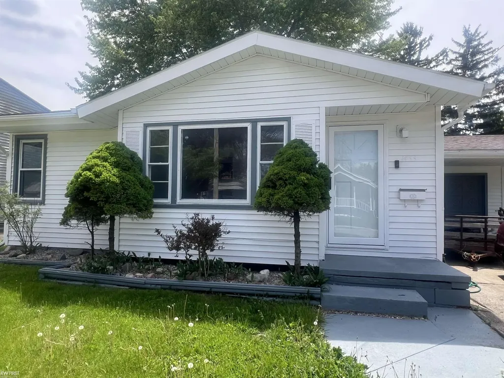 1433 Acacia Street Saginaw City MI 48602