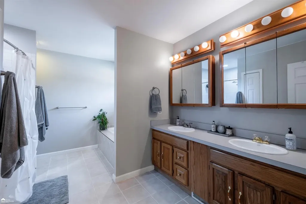 8201 Fountain View Drive Flushing Charter Township MI 48433