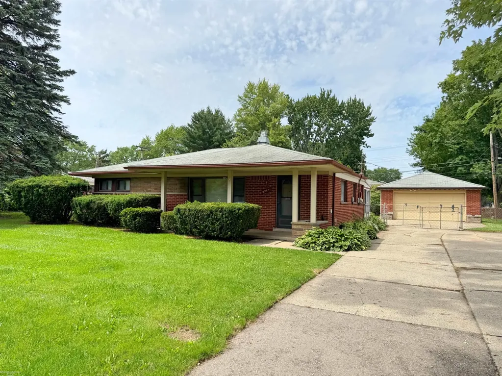 22431 Remick Drive Clinton Charter Township MI 48035