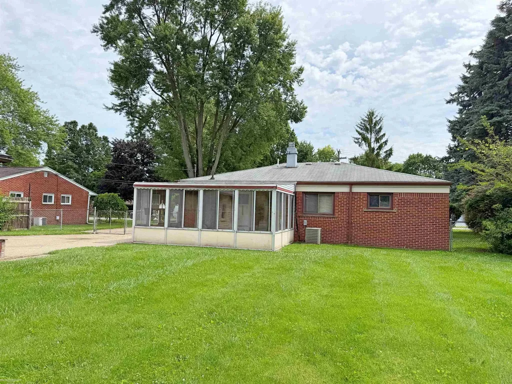 22431 Remick Drive Clinton Charter Township MI 48035