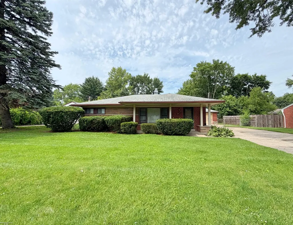22431 Remick Drive Clinton Charter Township MI 48035