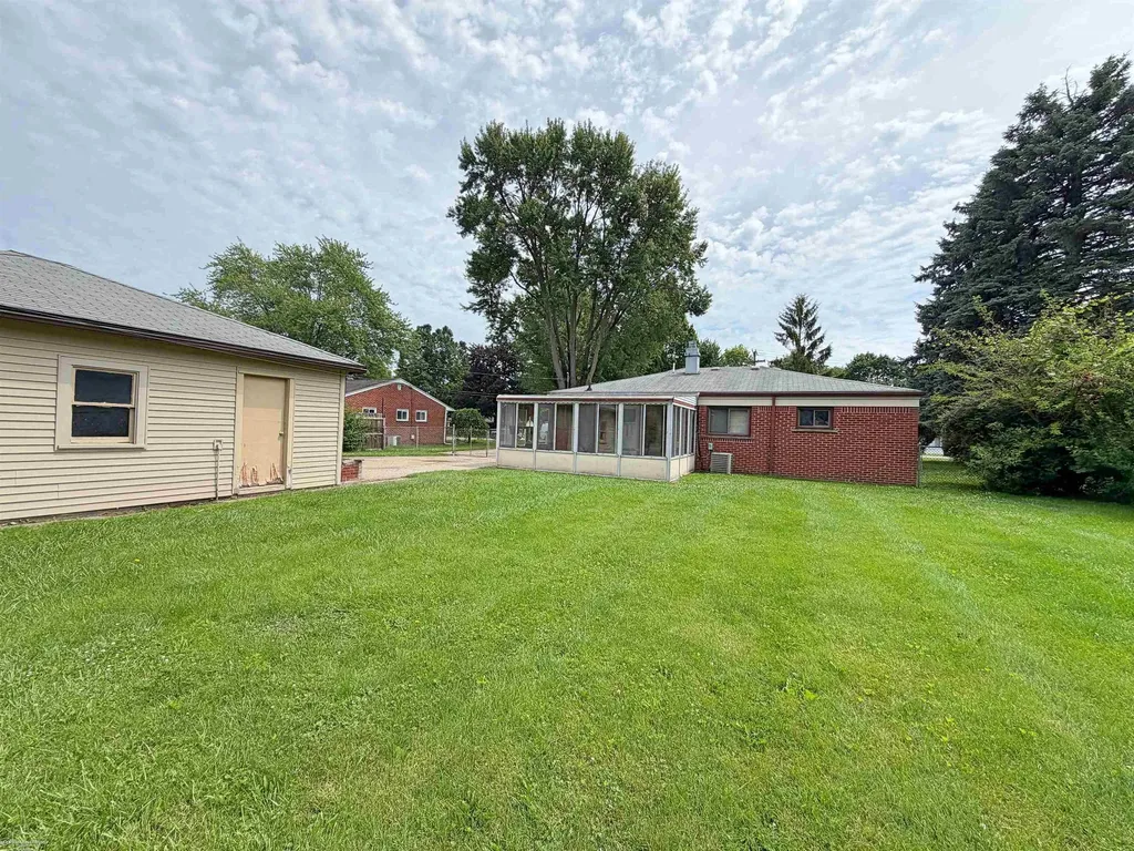 22431 Remick Drive Clinton Charter Township MI 48035