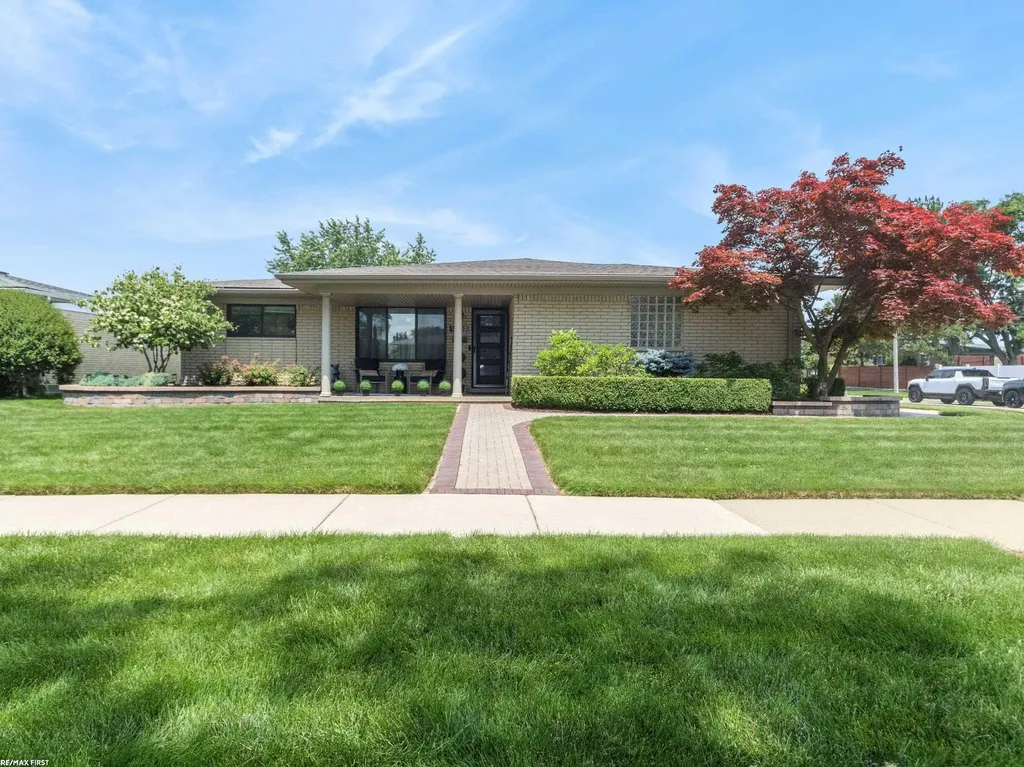 14337 Ivanhoe Street Warren City MI 48088