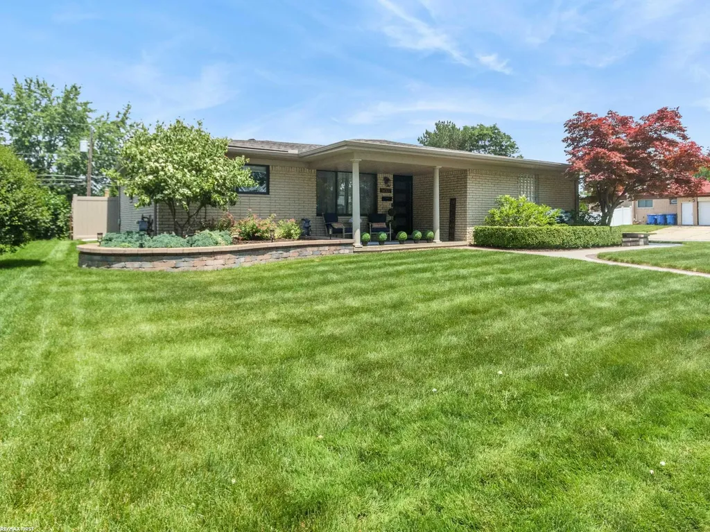 14337 Ivanhoe Street Warren City MI 48088