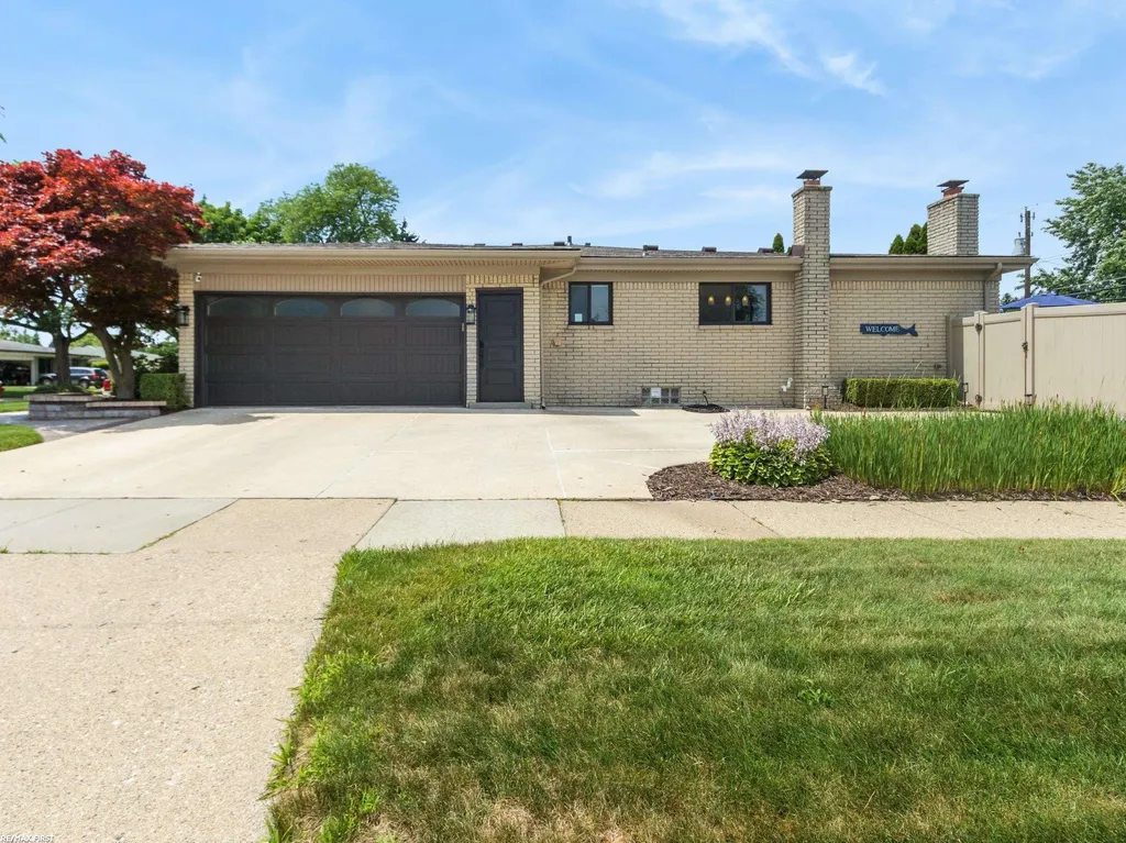 14337 Ivanhoe Street Warren City MI 48088