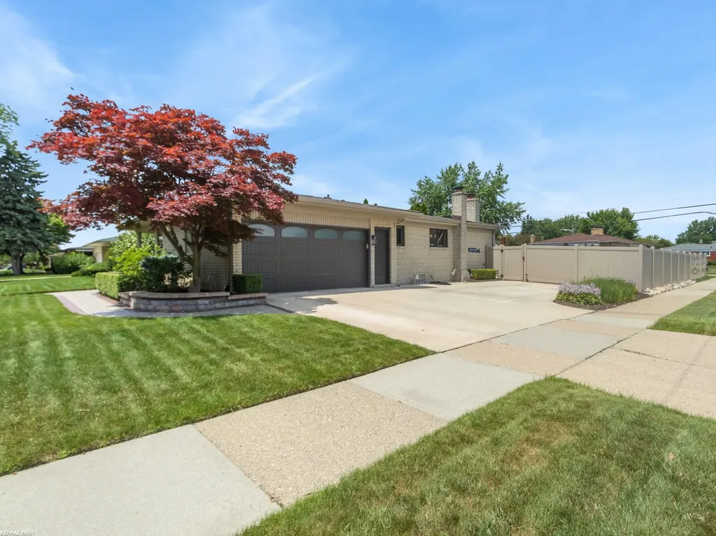 14337 Ivanhoe Street Warren City MI 48088