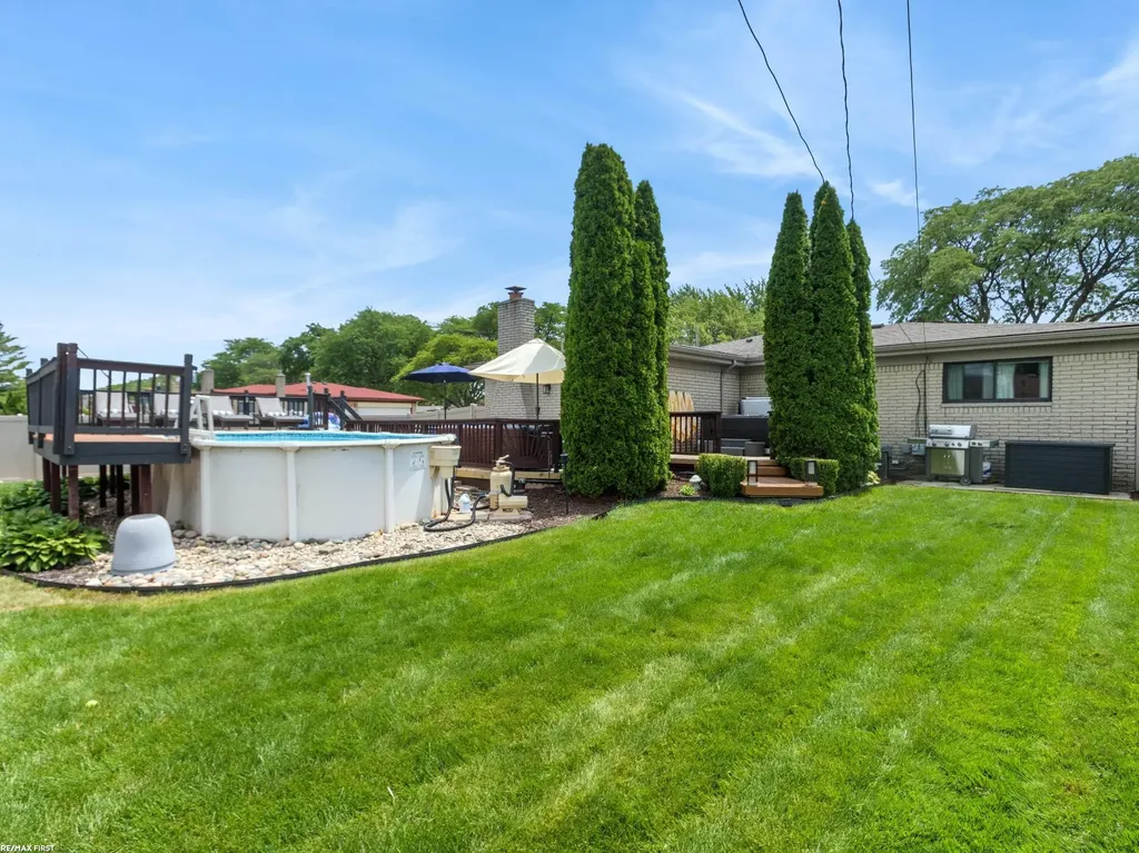 14337 Ivanhoe Street Warren City MI 48088