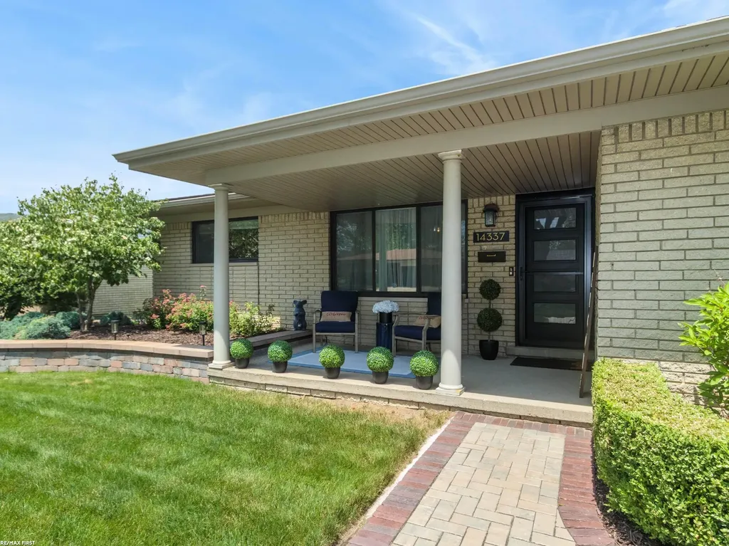 14337 Ivanhoe Street Warren City MI 48088