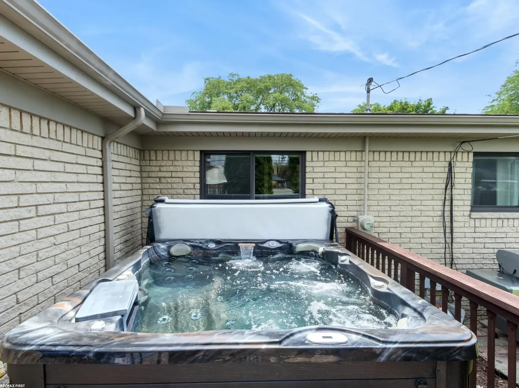 14337 Ivanhoe Street Warren City MI 48088