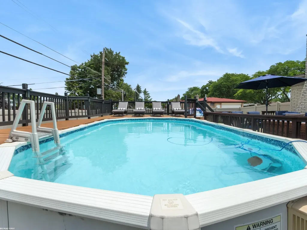 14337 Ivanhoe Street Warren City MI 48088