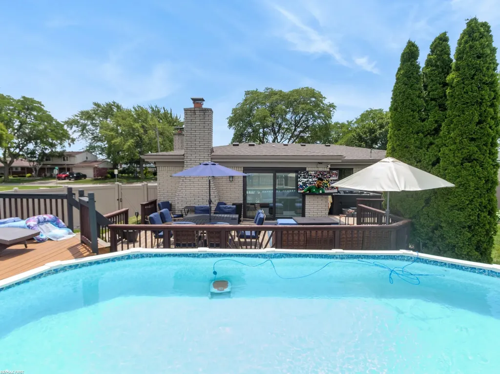 14337 Ivanhoe Street Warren City MI 48088