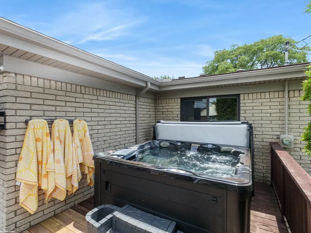 14337 Ivanhoe Street Warren City MI 48088