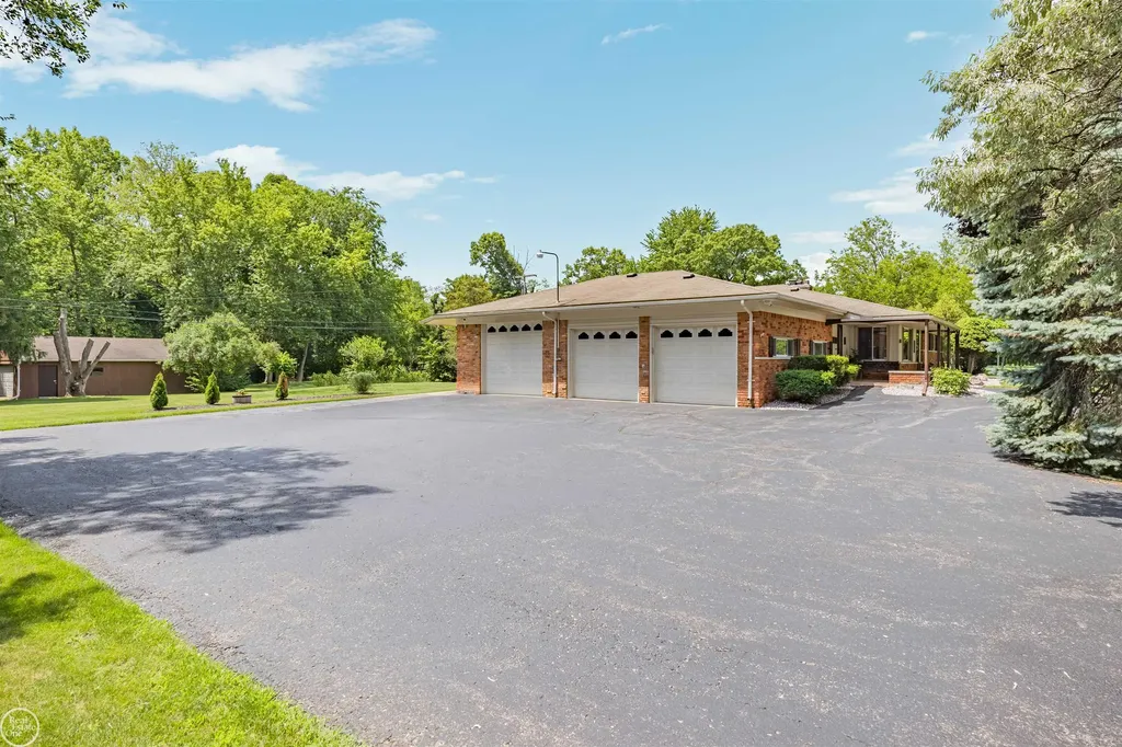 5248 Brookside Drive Shelby Charter Township MI 48316