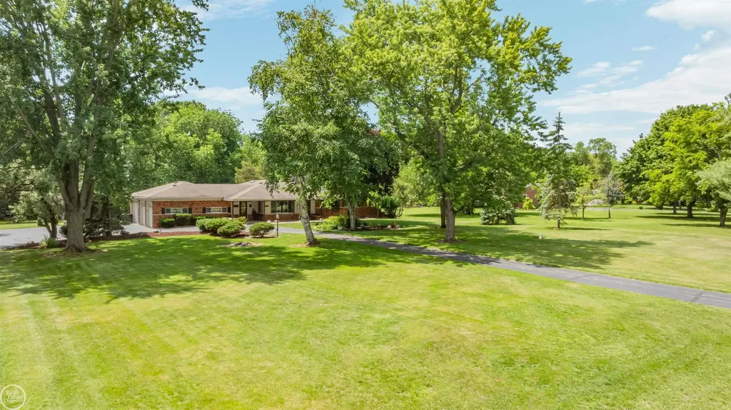 5248 Brookside Drive Shelby Charter Township MI 48316