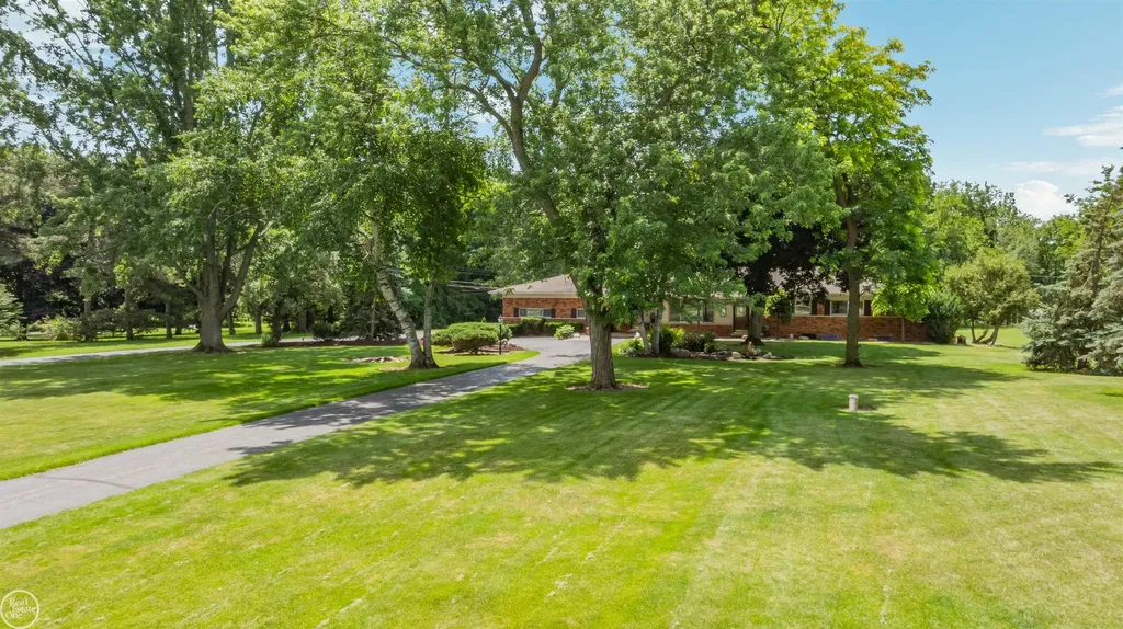 5248 Brookside Drive Shelby Charter Township MI 48316