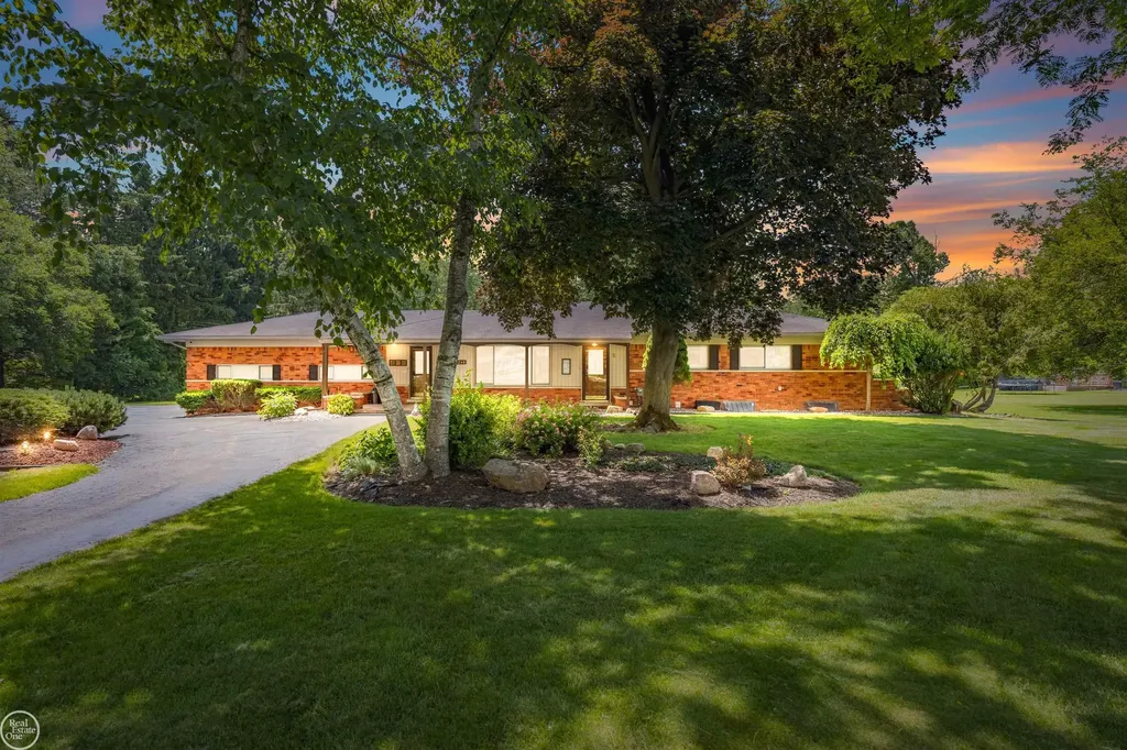 5248 Brookside Drive Shelby Charter Township MI 48316