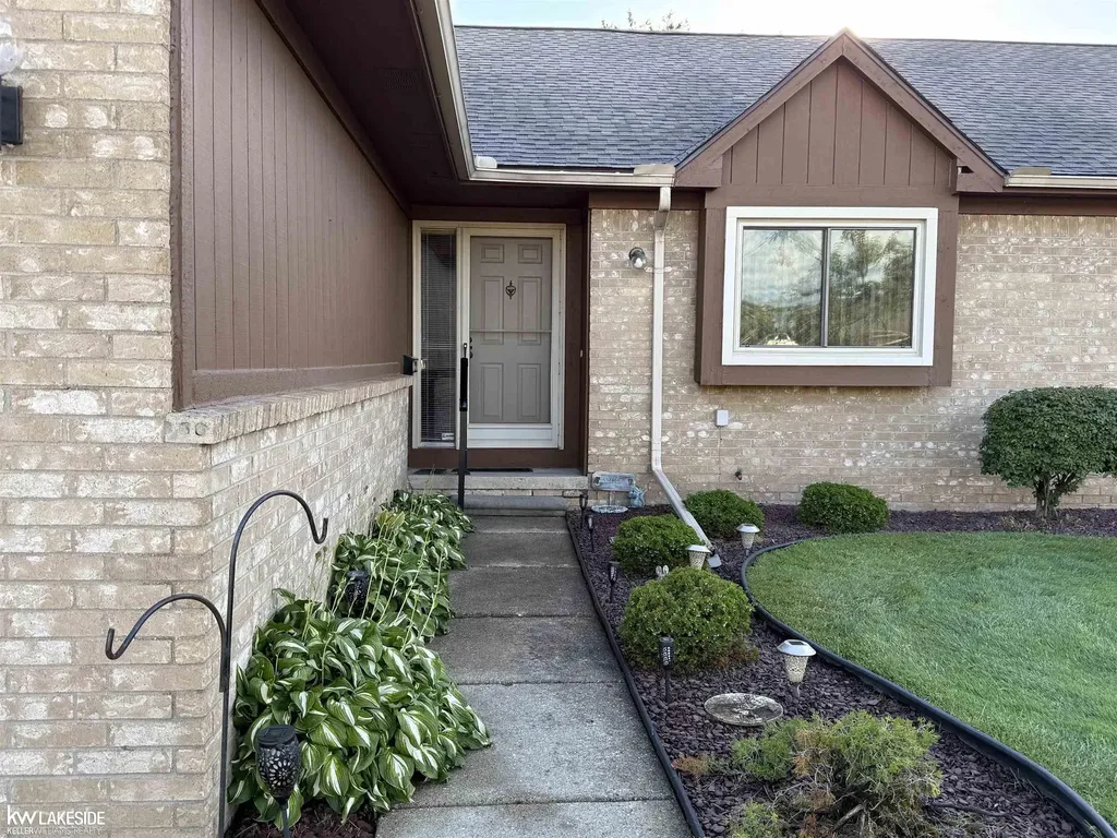 41075 Donna Drive Clinton Charter Township MI 48038