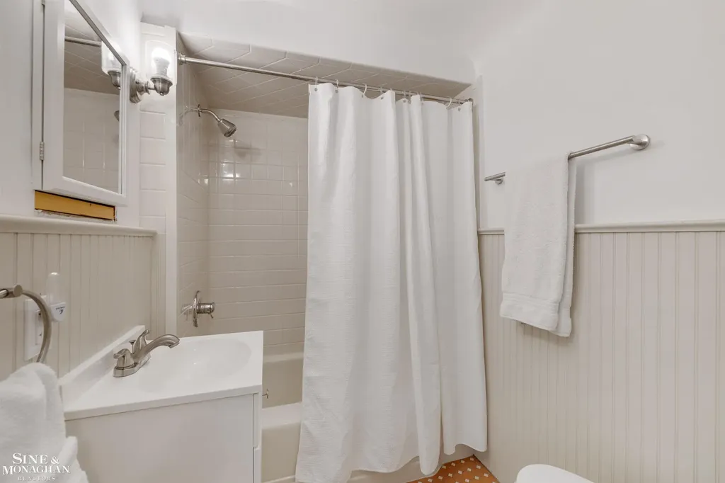 407 Lothrop Road Grosse Pointe Farms City MI 48236