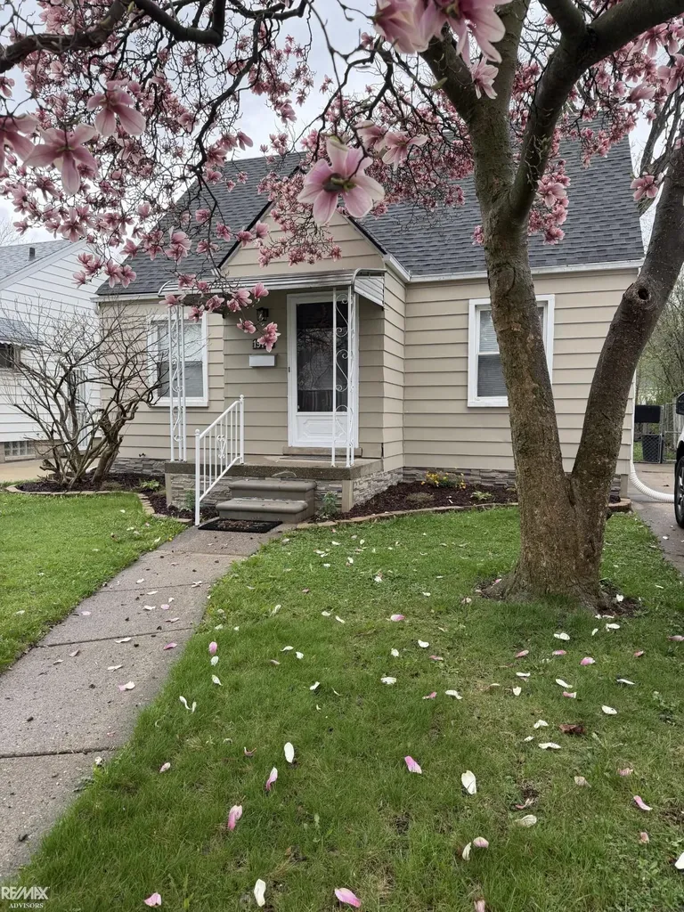 19749 Washtenaw Street Harper Woods City MI 48225