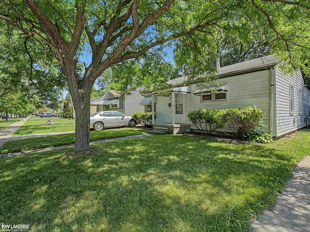21106 Atlantic Avenue Warren City MI 48091