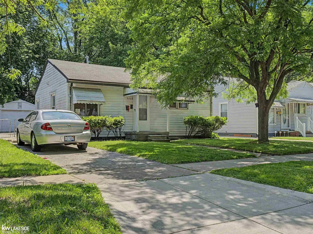 21106 Atlantic Avenue Warren City MI 48091