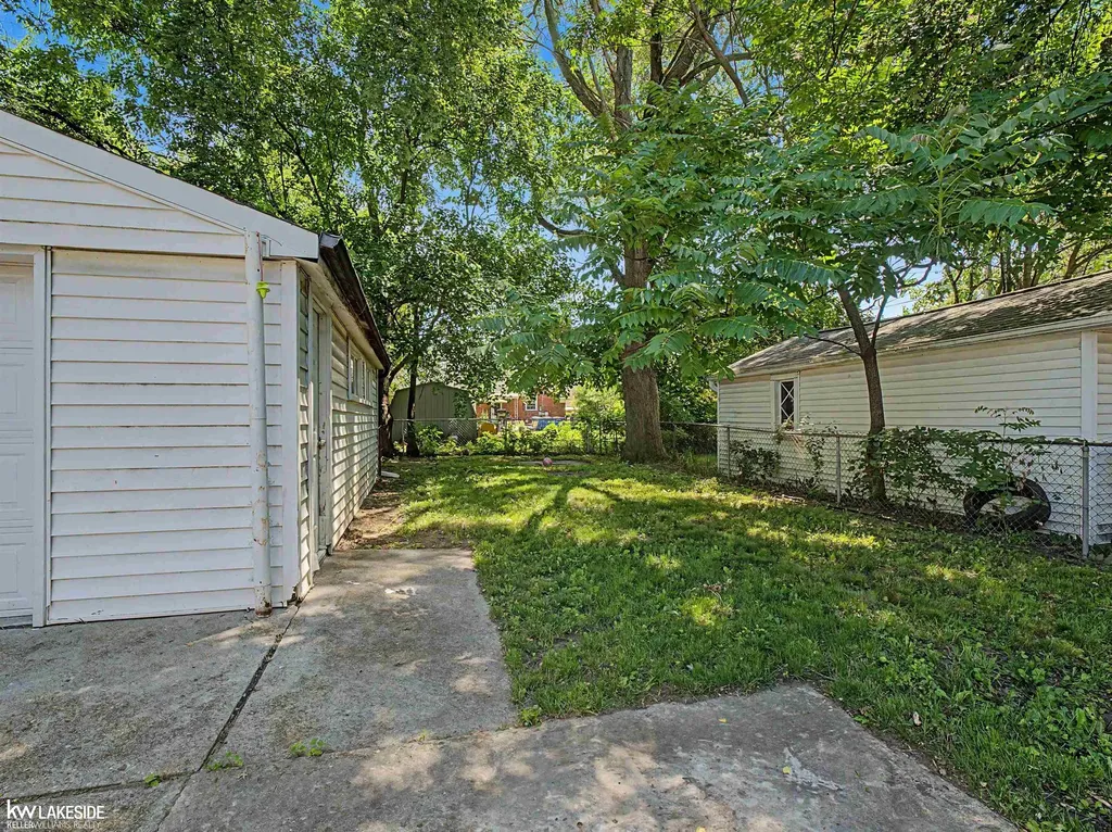 21106 Atlantic Avenue Warren City MI 48091