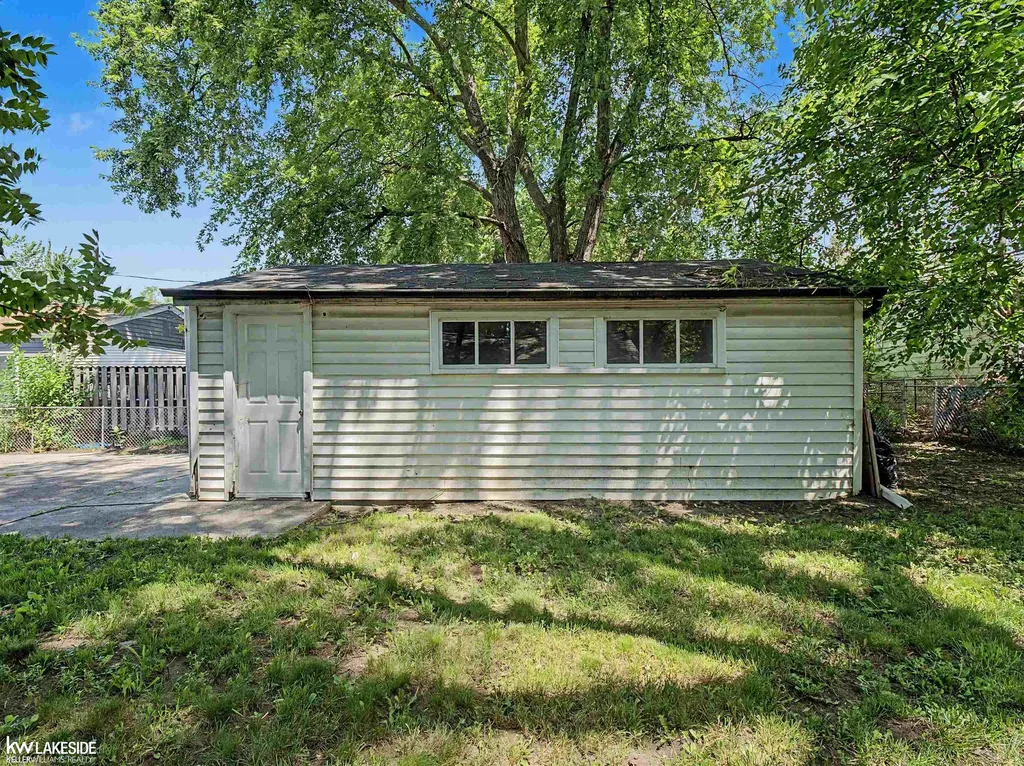 21106 Atlantic Avenue Warren City MI 48091