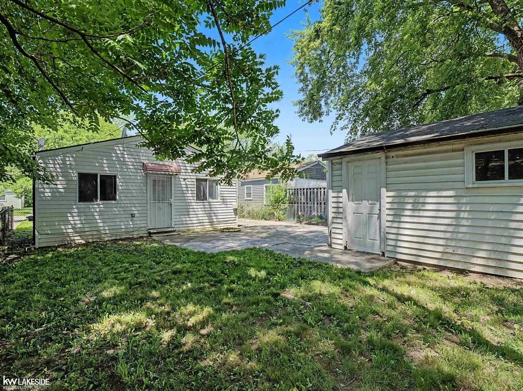 21106 Atlantic Avenue Warren City MI 48091