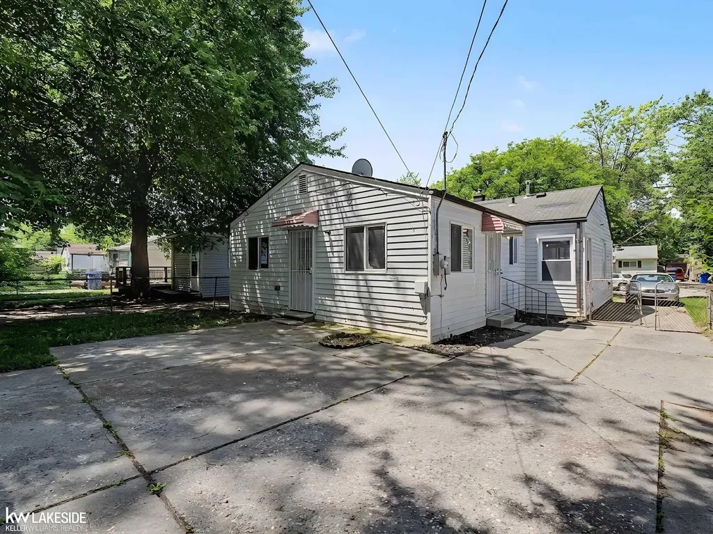 21106 Atlantic Avenue Warren City MI 48091