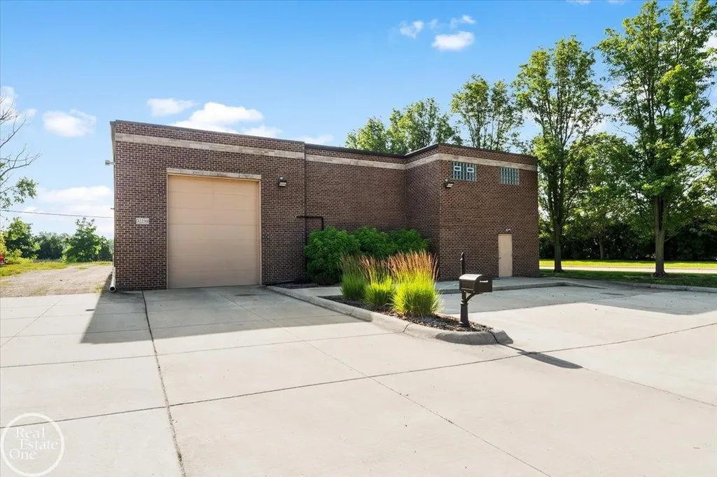 32230 Garfield Road Fraser City MI 48026