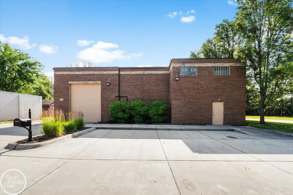 32230 Garfield Road Fraser City MI 48026