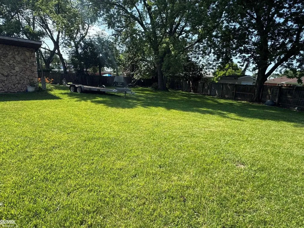 29210 Geraldine Court Warren City MI 48093