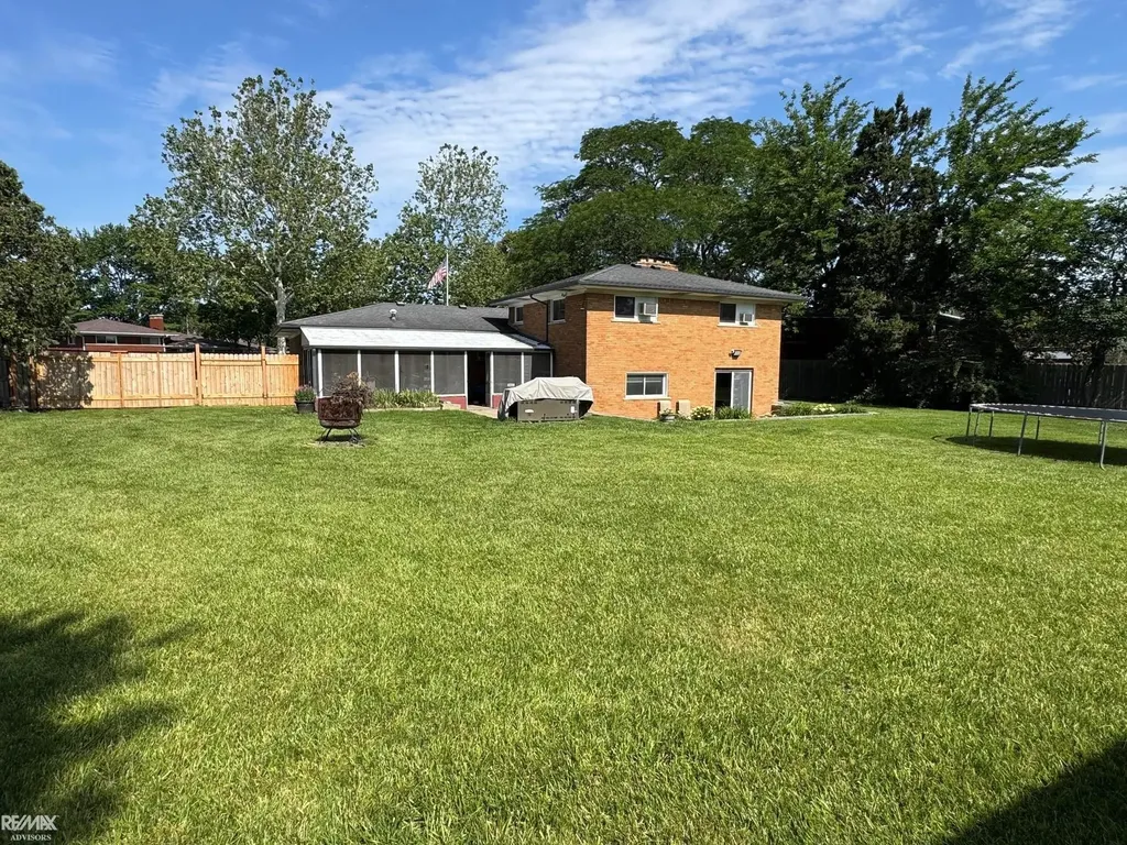 29210 Geraldine Court Warren City MI 48093