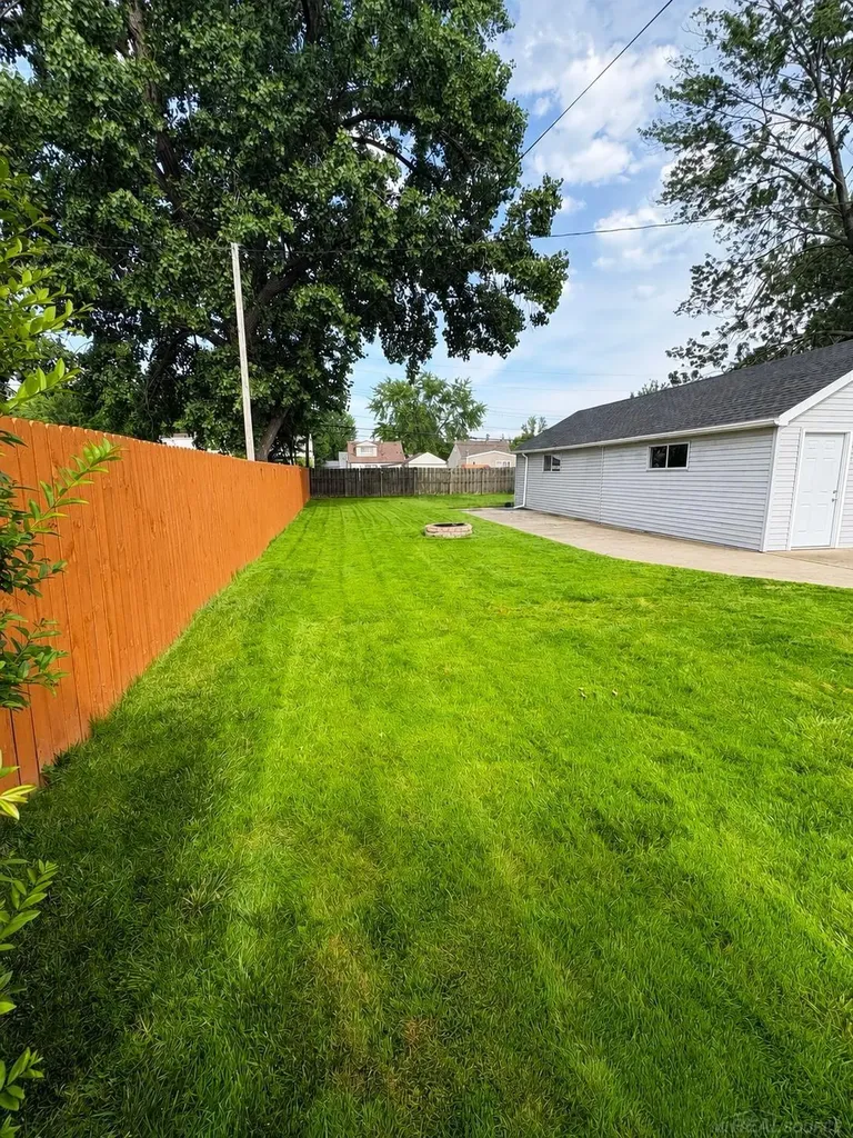 29256 Coolidge St Street Roseville City MI 48066