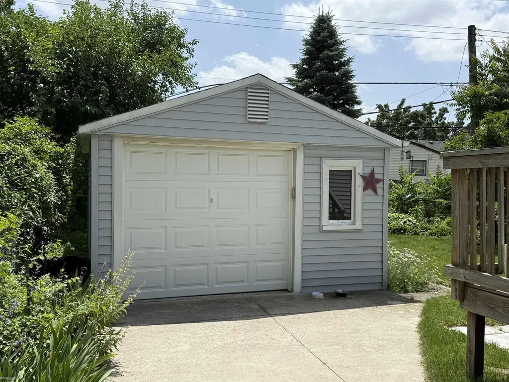 536 E Shevlin Avenue Hazel Park City MI 48030