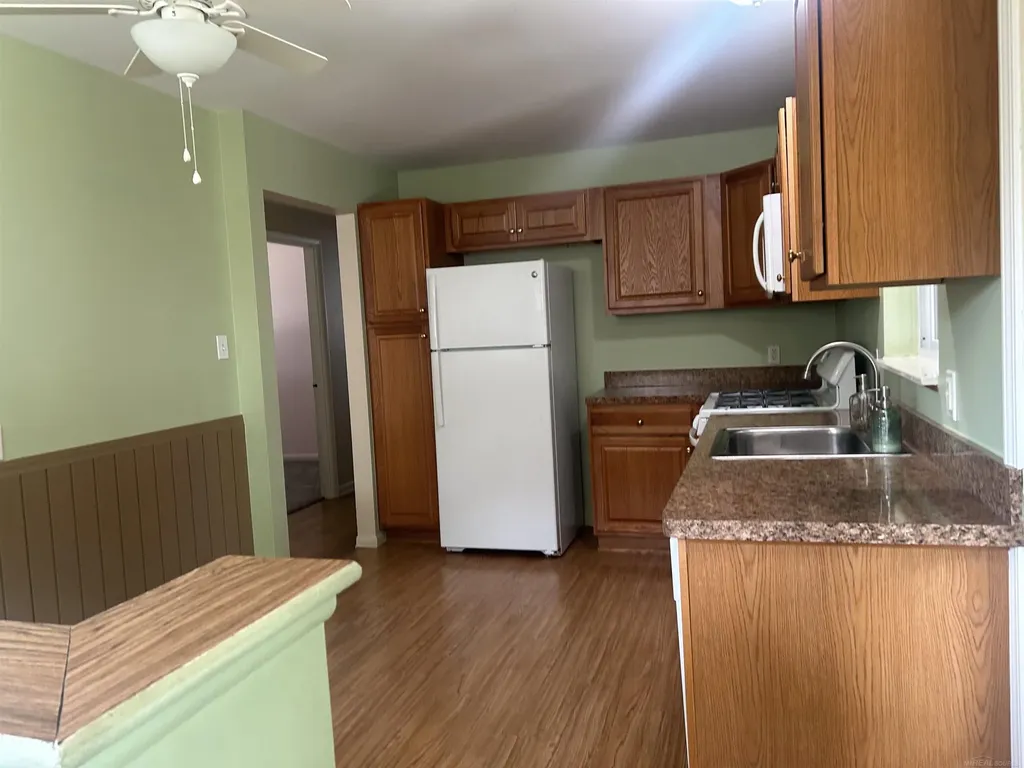 31434 Newport Dr. Drive Warren City MI 48088
