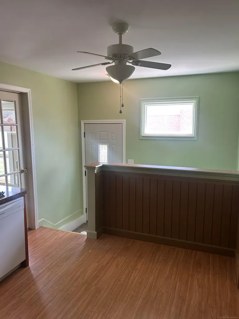 31434 Newport Dr. Drive Warren City MI 48088