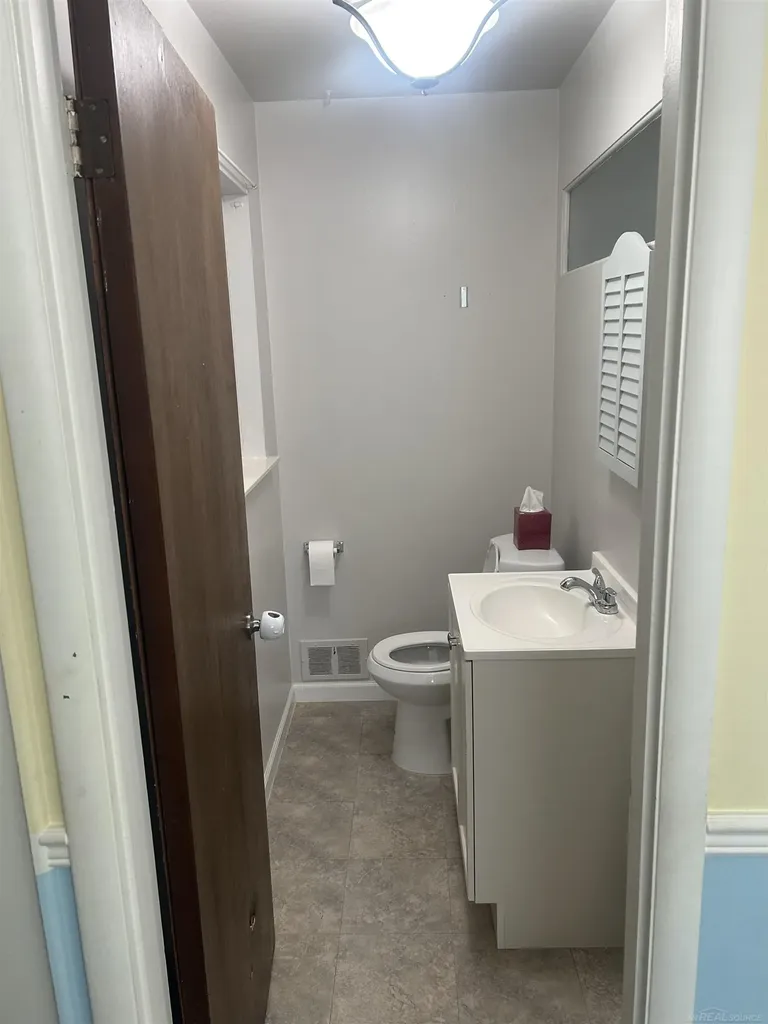 31434 Newport Dr. Drive Warren City MI 48088