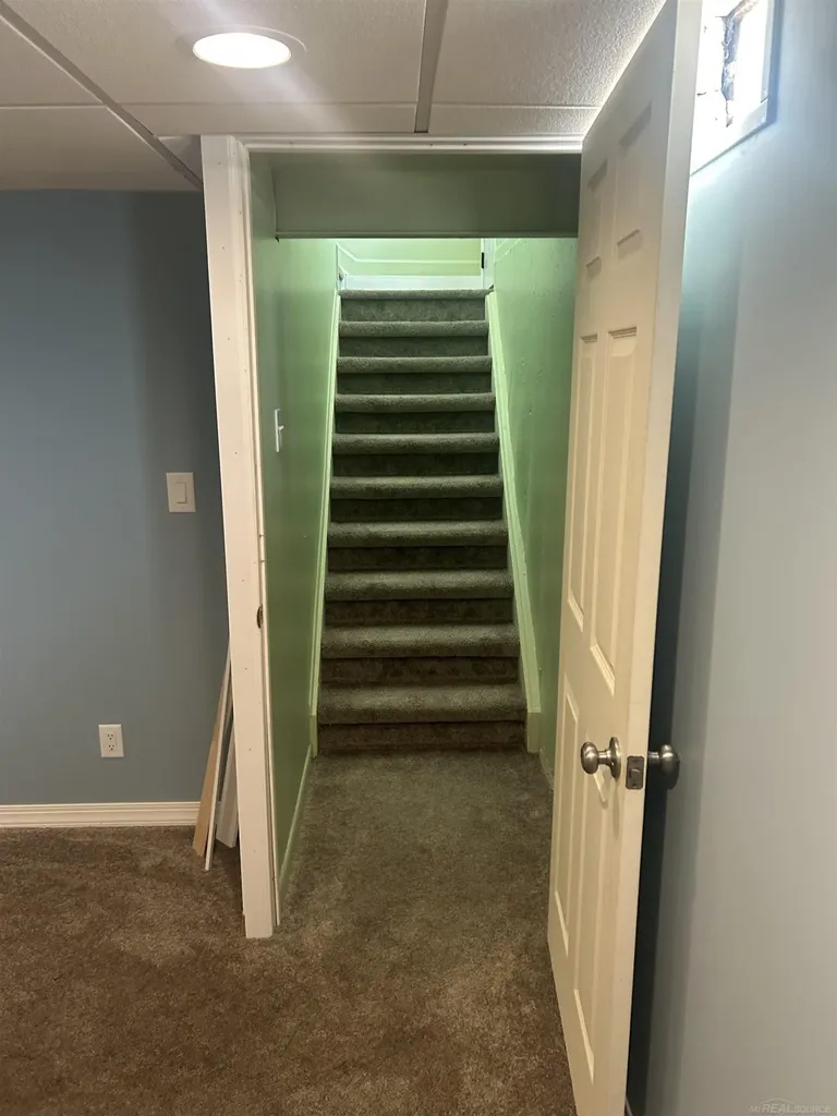 31434 Newport Dr. Drive Warren City MI 48088
