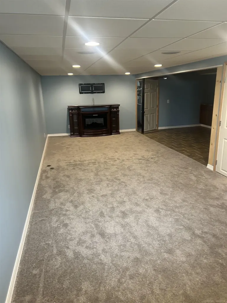 31434 Newport Dr. Drive Warren City MI 48088