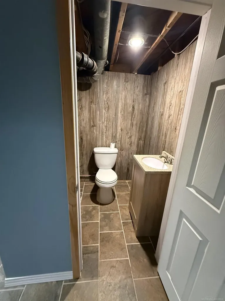 31434 Newport Dr. Drive Warren City MI 48088