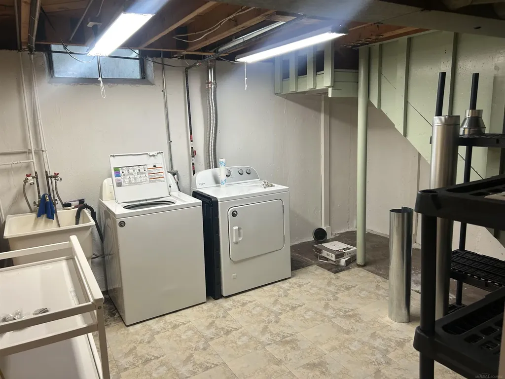 31434 Newport Dr. Drive Warren City MI 48088