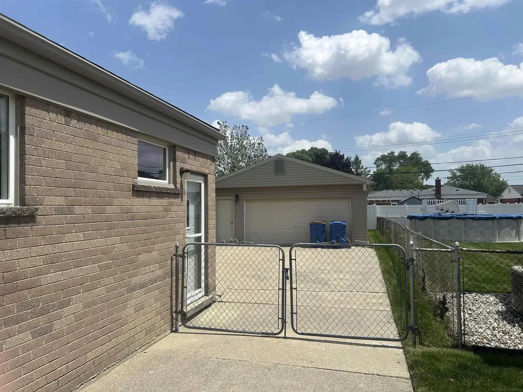 31434 Newport Dr. Drive Warren City MI 48088