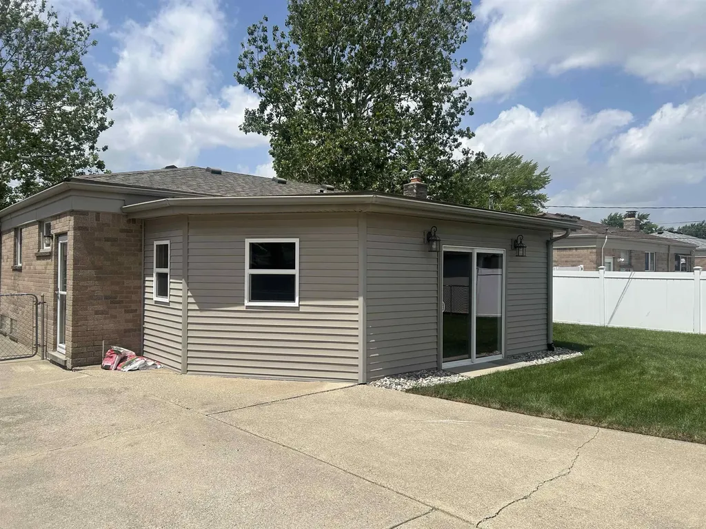 31434 Newport Dr. Drive Warren City MI 48088