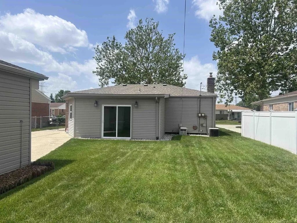 31434 Newport Dr. Drive Warren City MI 48088