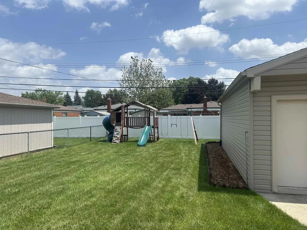 31434 Newport Dr. Drive Warren City MI 48088