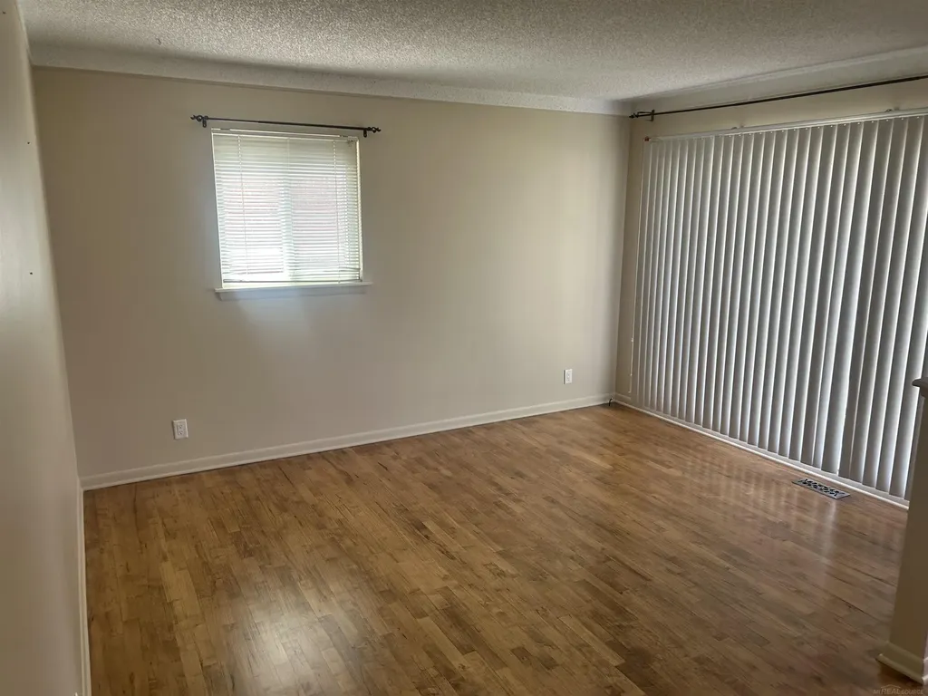 31434 Newport Dr. Drive Warren City MI 48088