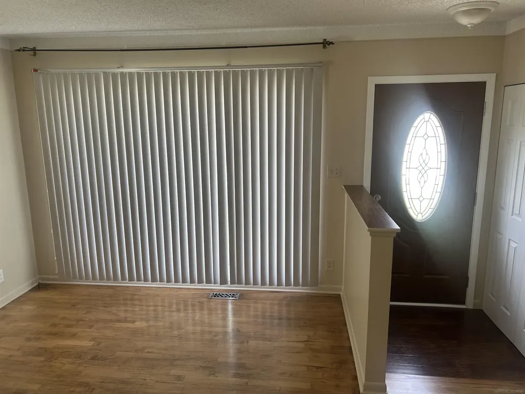 31434 Newport Dr. Drive Warren City MI 48088