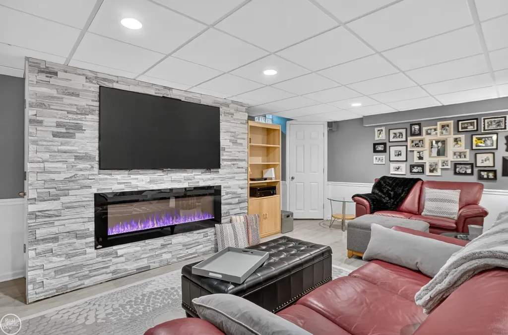 41220 Scarborough Court Clinton Charter Township MI 48038